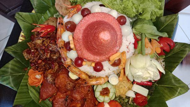 印尼传统食物:锥形大米图片下载