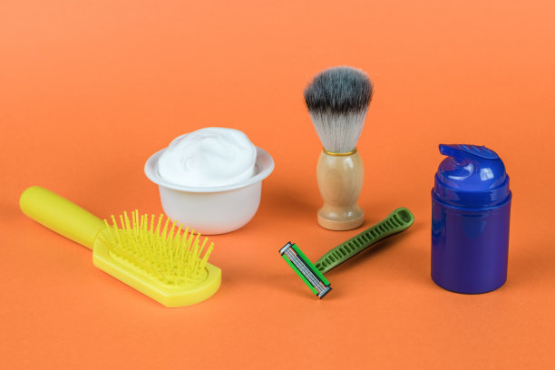 橙色背景的男士自我护理套装。对男性卫生的最低要求。图片下载