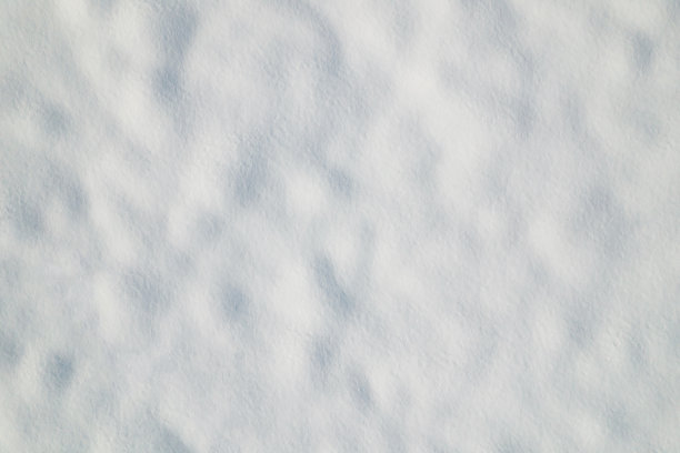 雪纹理。冰雪覆盖的土地。冬天。空中俯视图。无人驾驶飞机的照片。背景图片下载