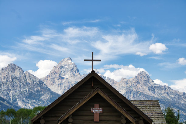 从正面观看的变形教堂与大提顿山脉的背景图片下载
