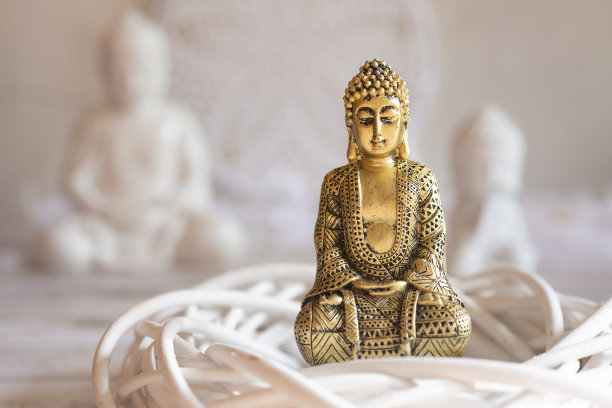 金色佛像的氛围与烛光和大气的照明图片下载