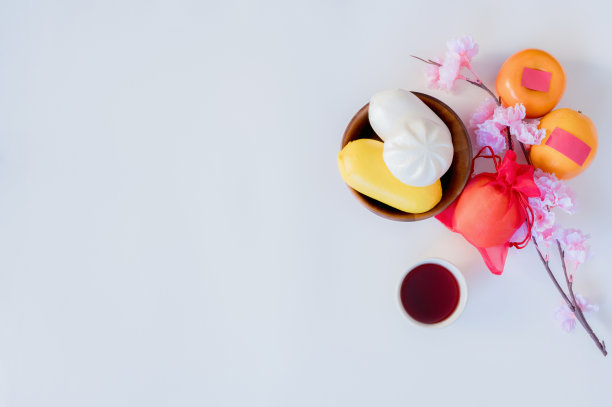 中国新年平铺白色背景与各种节日装饰。祝财运亨通，财源滚滚，复制天地图片下载