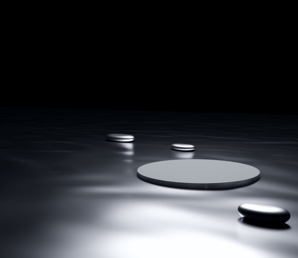 产品展示在黑黑的圆台子上，水面镀铬、不锈钢、金属或银色反光石禅意概念广告化妆品护肤品台子背景。图片下载