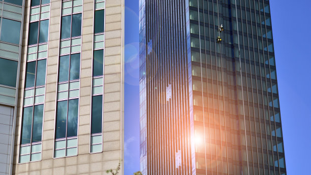 蓝天映衬下的现代玻璃立面。图片下载