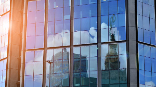 蓝天映衬下的现代玻璃立面。图片下载