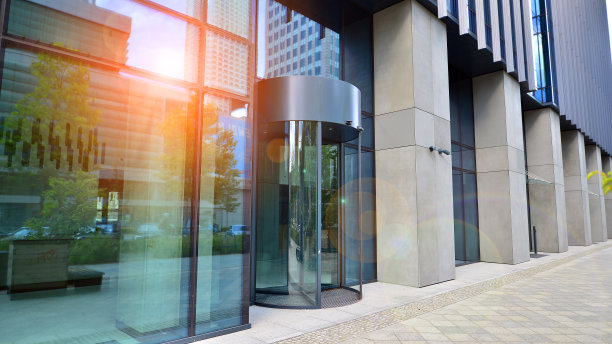 办公楼的玻璃窗和人行道。阳光反射在大玻璃板上。图片下载