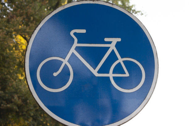 指示自行车道的蓝色自行车标志。图片下载
