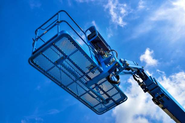 工业繁荣提篮抵蓝天。图片下载