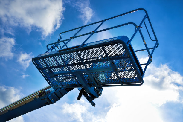 工业繁荣提篮抵蓝天。图片下载