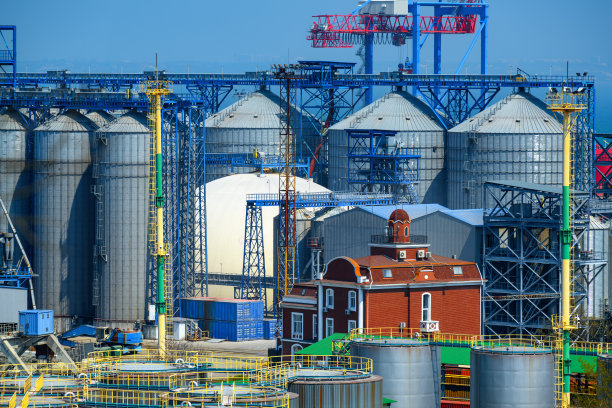 工业海港基础设施，海上，起重机和粮仓，粮仓升降机，海上货物运输概念图片下载