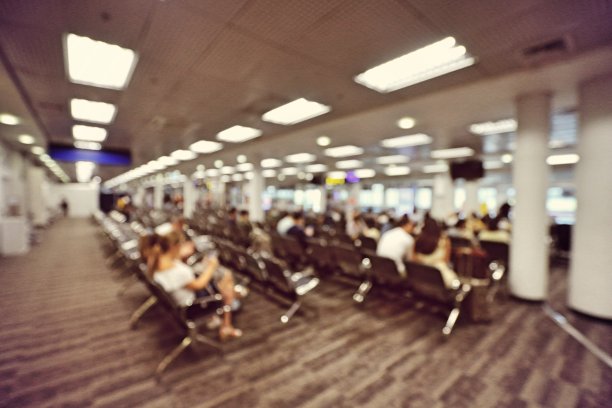 模糊图像的人在候机座椅区在机场或汽车站，用作背景。(老式的语气)图片下载