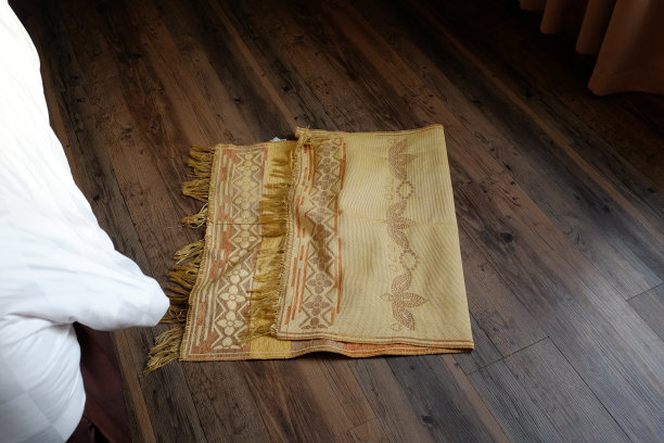 叠好的祈祷垫还放在地上图片下载