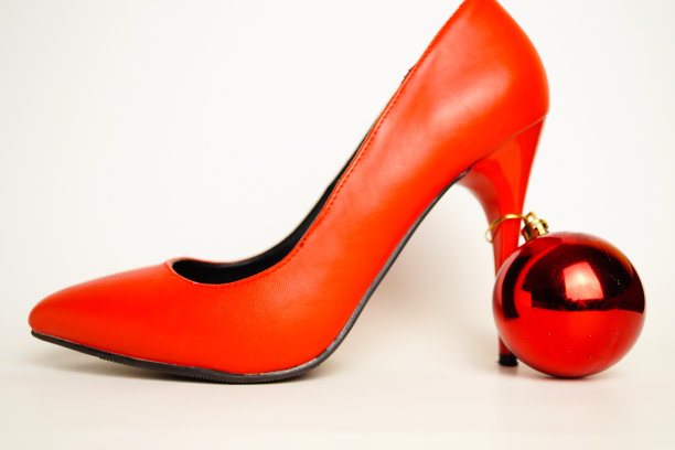 高跟鞋。圣诞节的心情。新年。白色背景。图片下载