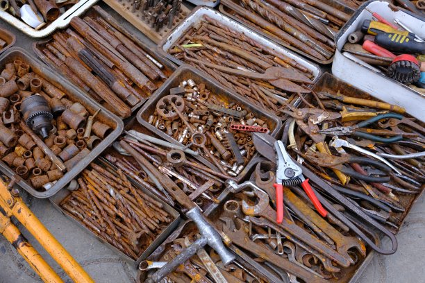 跳蚤市场出售的大量生锈的旧金属和黄铜部件，用于装饰或收藏图片下载