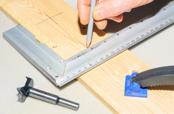 在木板上打洞的记号图片下载