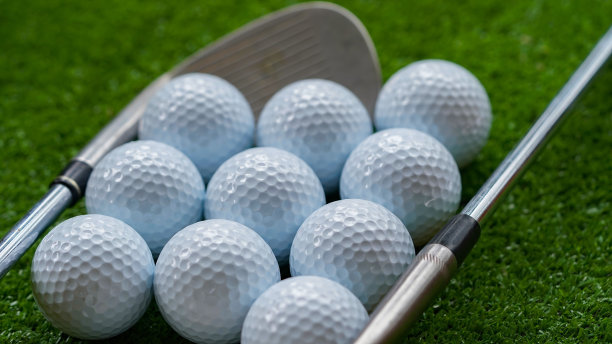 高尔夫球杆和草坪球的概念。高尔夫球在高尔夫球场与高尔夫球杆。图片下载