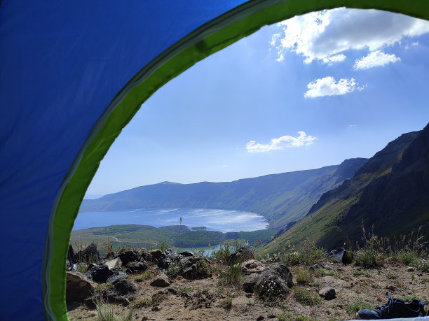 在帐篷里看山图片下载