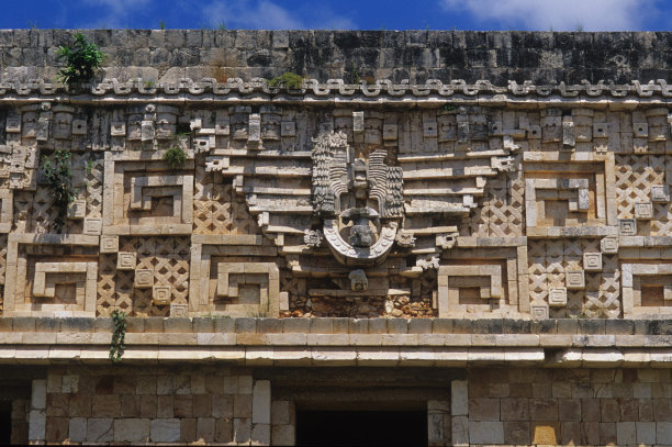 尤卡坦半岛玛雅建筑立面的遗迹。墨西哥图片下载