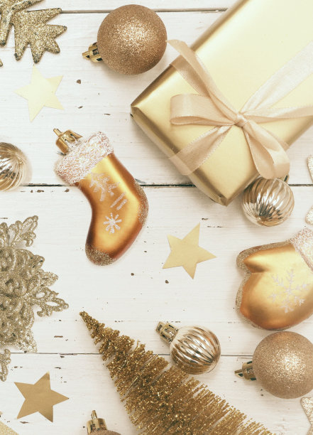 复古圣诞装饰组成与金色闪亮的雪花，圣诞金球，礼品盒在乡村白色的木头背景。圣诞节或新年的概念。节日的圣诞背景与小玩意和复制空间。圣诞灯。图片下载