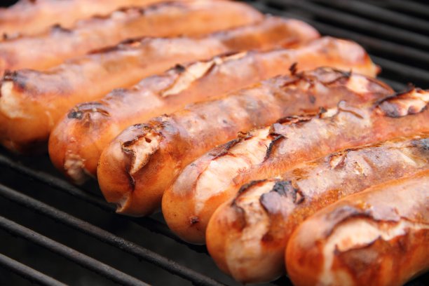 烤架上的香肠图片下载