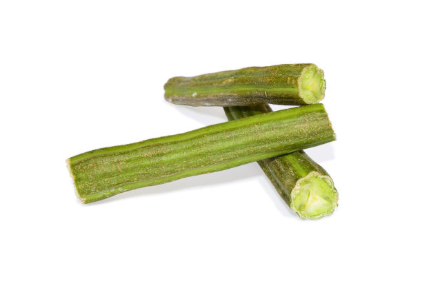 新鲜的生绿辣木豆和一块孤立的白色背景图片下载