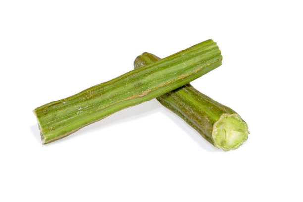 新鲜的生绿辣木豆和一块孤立的白色背景图片下载