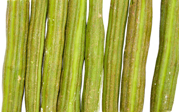 新鲜的生绿辣木豆和一块孤立的白色背景图片下载