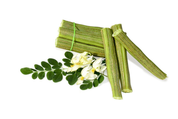 新鲜的生绿辣木豆和一块孤立的白色背景图片下载