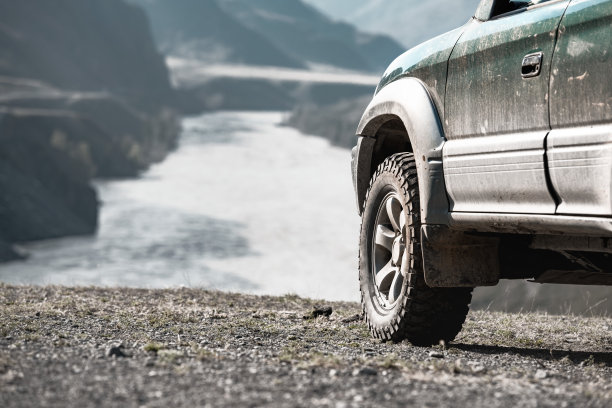 近距离拍摄的4x4汽车在山河图片下载