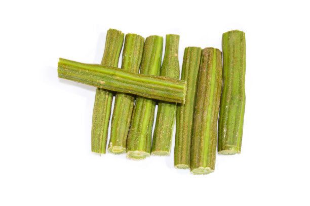 新鲜的生绿辣木豆和一块孤立的白色背景图片下载