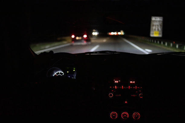 从汽车视野夜间驾驶图片下载