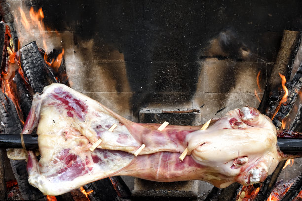 烤羊的尸体放在火上的烤叉上。达吉斯坦。俄罗斯图片下载