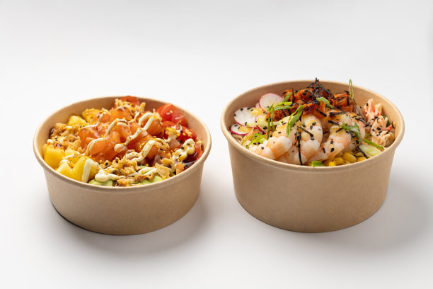 几只用新鲜的三文鱼、金枪鱼和白色背景的酱汁戳图片下载