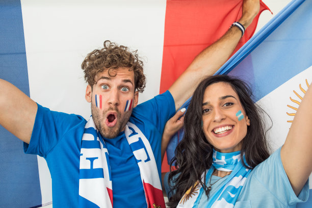 球迷们在比赛中为国家队欢呼图片下载