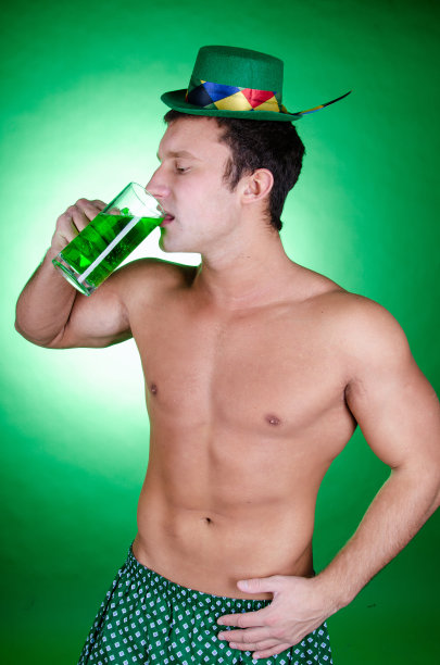 圣帕特里克节。有趣的性感的家伙。图片下载