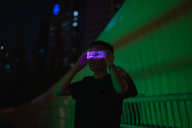 男子戴上智能眼镜体验虚拟现实游戏图片下载