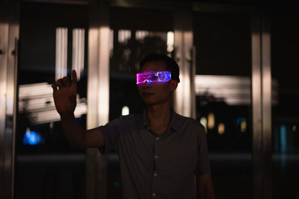 商人在晚上戴着发光的智能眼镜图片下载