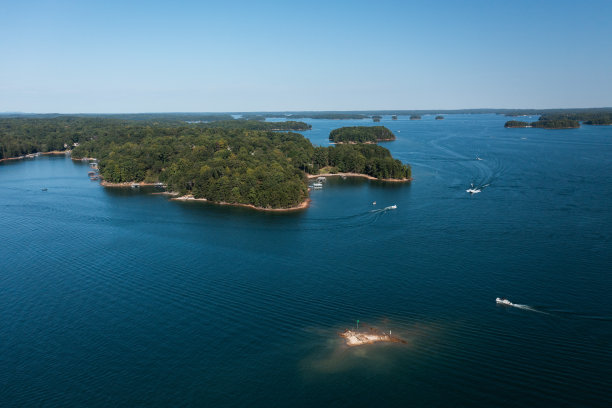 拉尼尔湖鸟瞰图图片下载