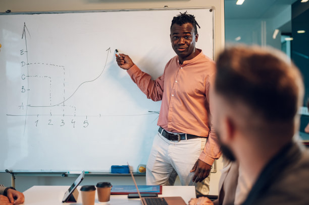 多种族的业务团队在办公室开会图片下载