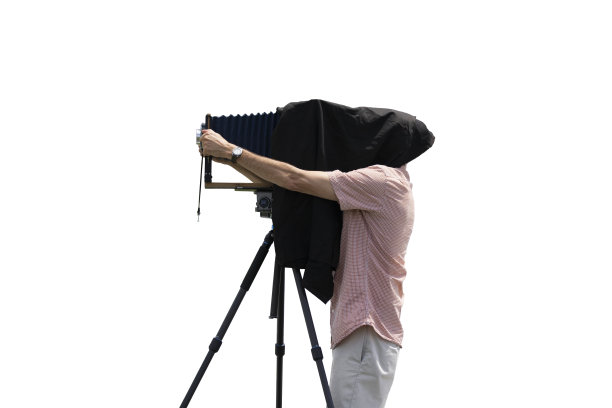 老式风箱相机与摄影师披在黑色裹尸布下图片下载