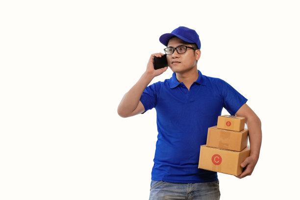 身穿蓝色t恤、戴眼镜的亚洲男子手持黄色盒子、白色背景的送货概念图片下载