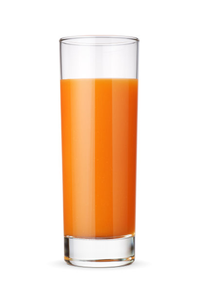 胡萝卜汁玻璃杯孤立在白色上。图片下载