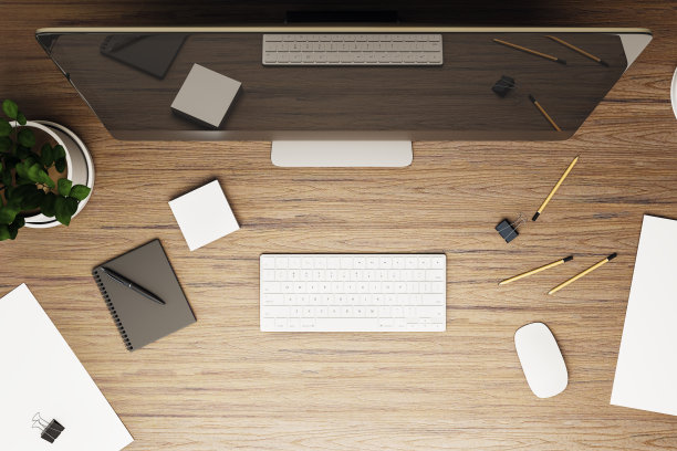 俯瞰现代电脑显示器上的木桌，白色键盘，办公工具和花盆中的绿色植物。三维渲染图片下载