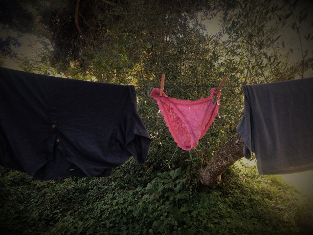 短裤在晾衣绳图片下载