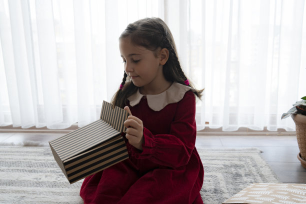 孩子打开圣诞礼物图片下载