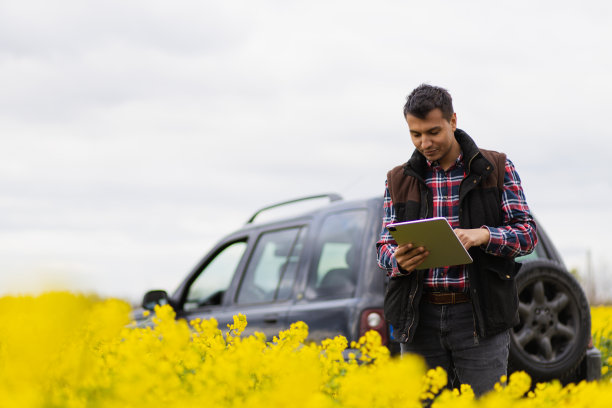 年轻农民使用现代技术检查作物图片下载
