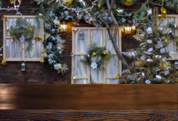 圣诞节的背景。空木桌背景的圣诞立面的木屋与圣诞树，花环，花环，灯笼。准备好产品蒙太奇。模型图片下载