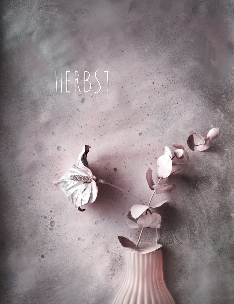 破旧别致的单色背景在粉红色和灰色与干花画金属粉色的玻璃花瓶。抽象的背景纹理。图片下载