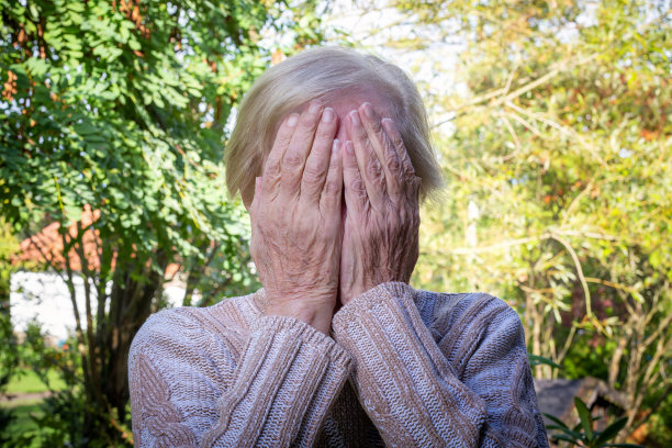 老妇人用手捂着脸图片下载