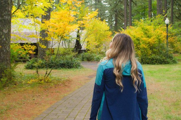在俄勒冈州度假的女人图片下载